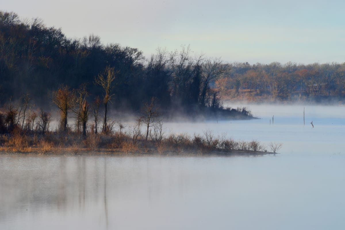 穏やかな霧の湖